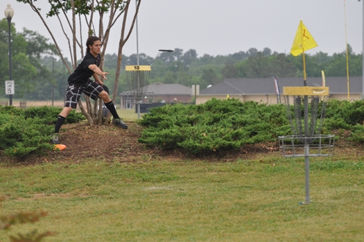 Nikko Locastro putting at the ALDGC