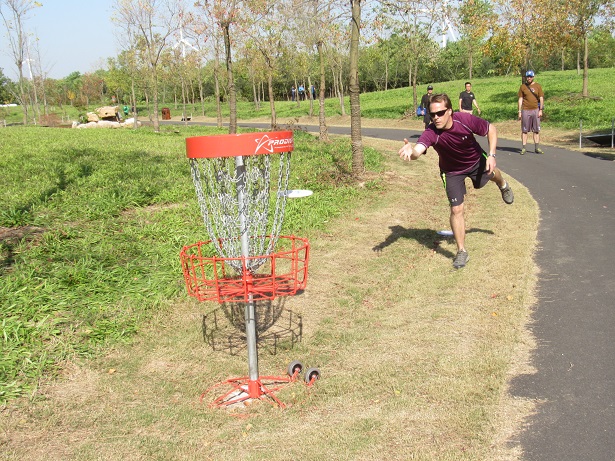 ma1_winner_morgan_mcdowell_putt_for_birdie_on_final_hole.jpg